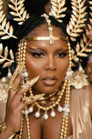 Lizzo With Glamours Headdress Wallpaper