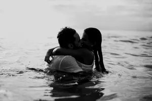 Love Black And White Ocean Kiss Wallpaper