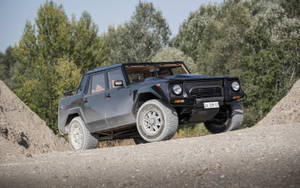 Luxury Meets Performance – The Majestic Lambo Truck Lm002 Wallpaper