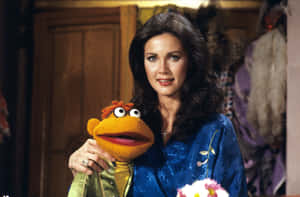 Lynda Carter With Muppet Fozzie Bear Wallpaper