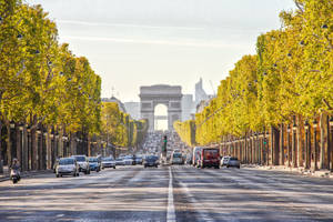 Majestic Arc De Triomphe In The Heart Of Paris Wallpaper