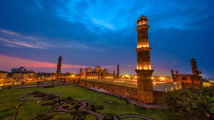 Majestic Night At Lahore Mosque Wallpaper