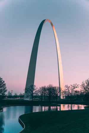 Majestic St. Louis Arch Against A Vibrant Purple Sky Wallpaper