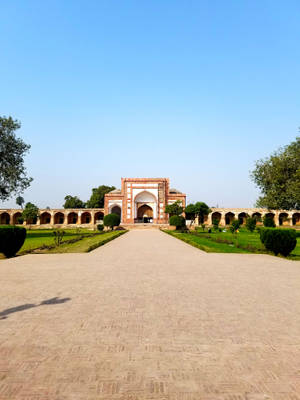 Majestic Tomb Of Jahangir In The Heart Of Lahore Wallpaper