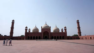 Majestic View Of A Mosque In Baghdad Wallpaper