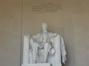 Majestic View Of The Lincoln Monument Wallpaper