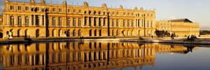 Majestic View Of The Pool Near The Palace Of Versailles Wallpaper