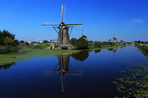 Majestic Windmills At Kinderdijk, Netherlands Wallpaper