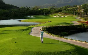Man Playing Golf Wallpaper