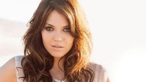 Mandy Moore Long Wavy Hair Wallpaper