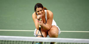 Marion Bartoli Squatting Down Wallpaper