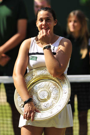 Marion Bartoli Triumphantly Holding Wimbledon Trophy Wallpaper