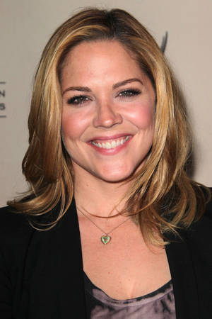 Mary Mccormack Flaunting Her Straight Hair Wallpaper