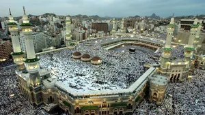 Masjidal Nabawi Crowded Prayer Wallpaper