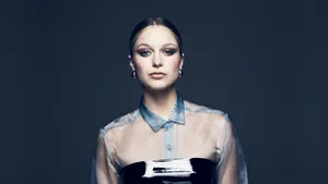 Melissa Benoist Dark Make-up Wallpaper