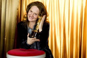 Melissa Leo Radiating Joy At The Oscars Wallpaper