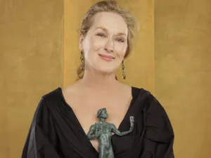Meryl Streep Simple In Black Wallpaper