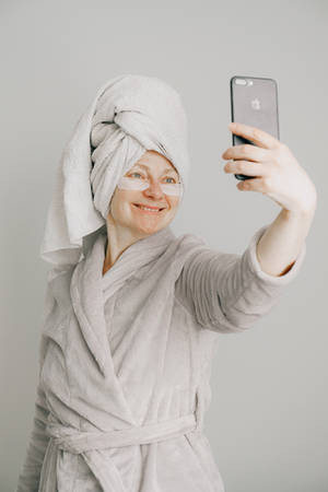 Mesmerizing Beauty Of Iphone After Shower Selfie Wallpaper