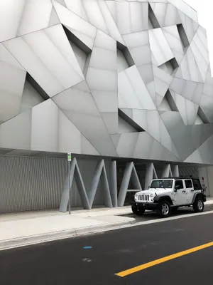 Metallic Silver Suv Jeep Wallpaper