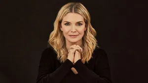 Michelle Pfeiffer American Tv Actress Wallpaper