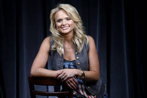 Miranda Lambert Brown Wooden Chair Wallpaper