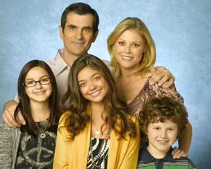 Modern Family Dunphy Family Portrait Wallpaper