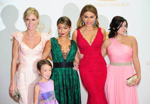 Modern Family Sitcom Girls 2013 Emmy Wallpaper