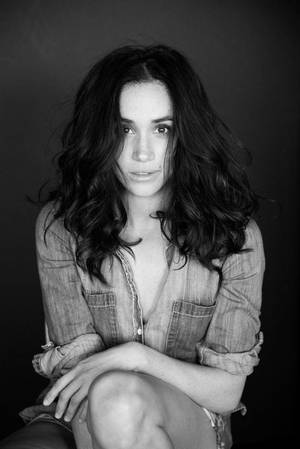 Monochrome Meghan Markle Portrait Wallpaper