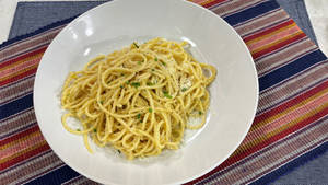 Mouthwatering Plate Of Authentic Cacio E Pepe Pasta Wallpaper