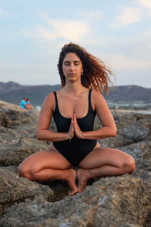 Mujer Madura Doing Yoga Wallpaper