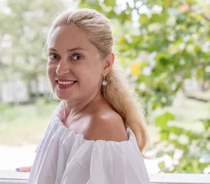 Mujer Madura Wearing Off-shoulder Blouse Wallpaper