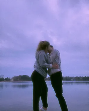 Mujeres Lesbianas On A Calm Lake Wallpaper