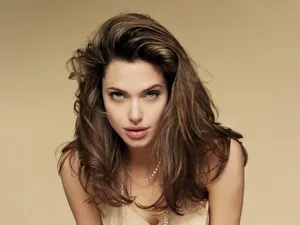 Natural-looking Angelina Jolie Wallpaper