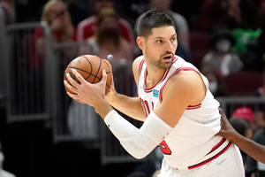 Nba Player Chicago Bulls Nikola Vucevic Ball Defense Wallpaper