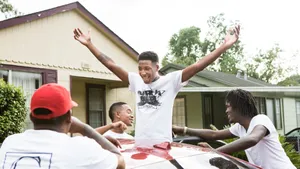 Nba Youngboy Fun Time With Friends Wallpaper
