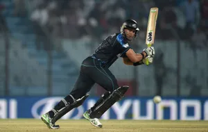 New Zealand Cricket Corey Chasing Ball Wallpaper