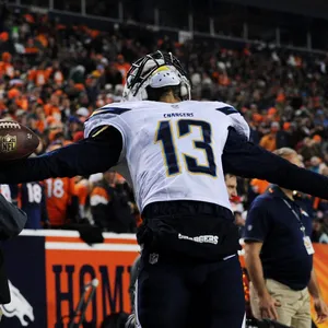 Nfl Keenan Allen Victory Pose Wallpaper