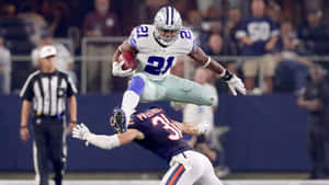 Nfl Star Ezekiel Elliott Ready For Action Wallpaper