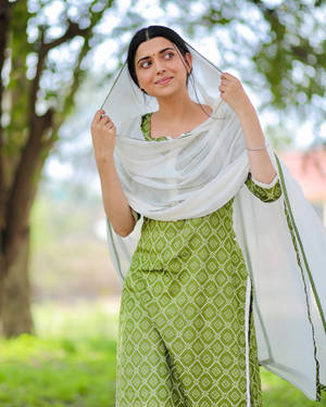 Nimrat Khaira Veiled Wallpaper