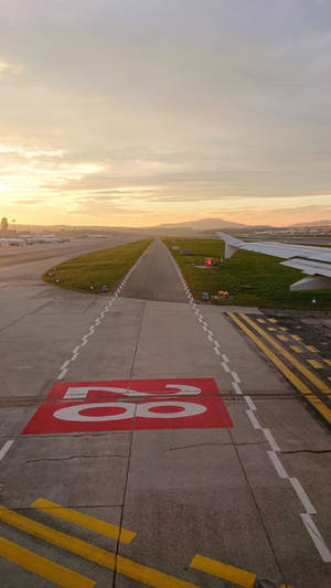 Number 28 Runway Wallpaper