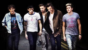 One Direction Strolling Down The Street Wallpaper
