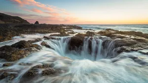 Oregon Thor's Well Wallpaper