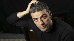 Oscar Isaac In Long Sleeves Wallpaper