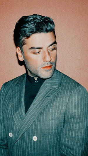 Oscar Isaac Looking Sideways Wallpaper