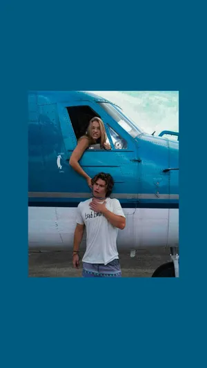 Outer Banks Wacky Couple Wallpaper