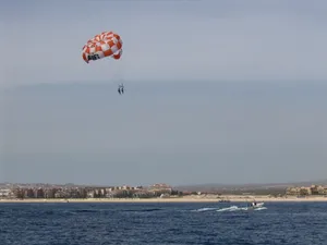 Parasailing In Dubai Wallpaper
