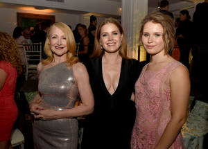 Patricia Clarkson, Amy Adams And Eliza Scanlen Making A Pose Together Wallpaper