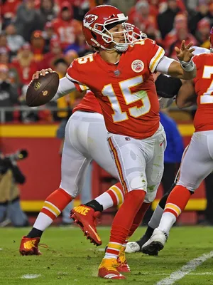 Patrick Mahomes Side Throw Wallpaper