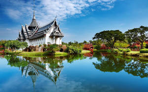 Pattaya Temple Reflecting On Lake Wallpaper