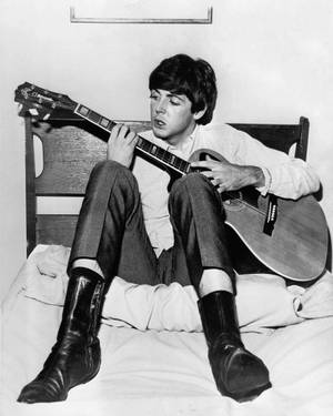 Paul Mccartney Guitar Bed Wallpaper